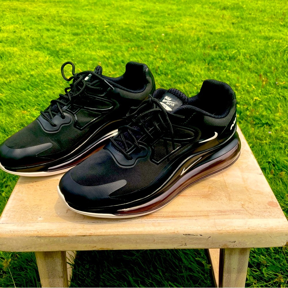 Nike Air Max 720 size 9.5
